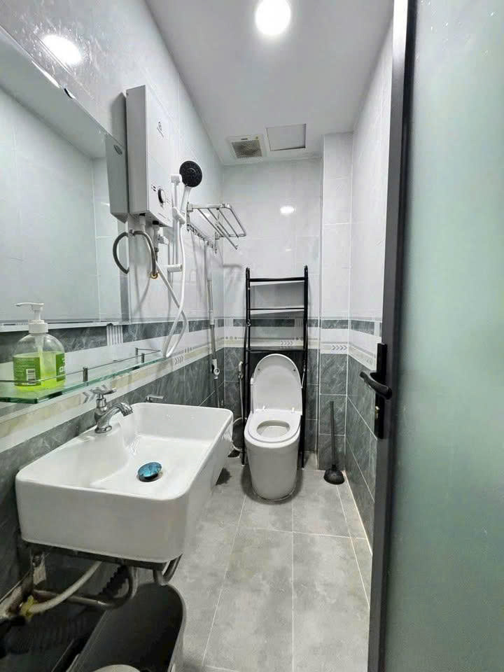 CHỦ CẦN BÁN GẤP NHÀ 5 TẦNG NGÔ GIA TỰ-CÓ DÒNG TIỀN KD-TIỆN NGHI ĐẦY ĐỦ HƠN 6 TỶ - Ảnh 2